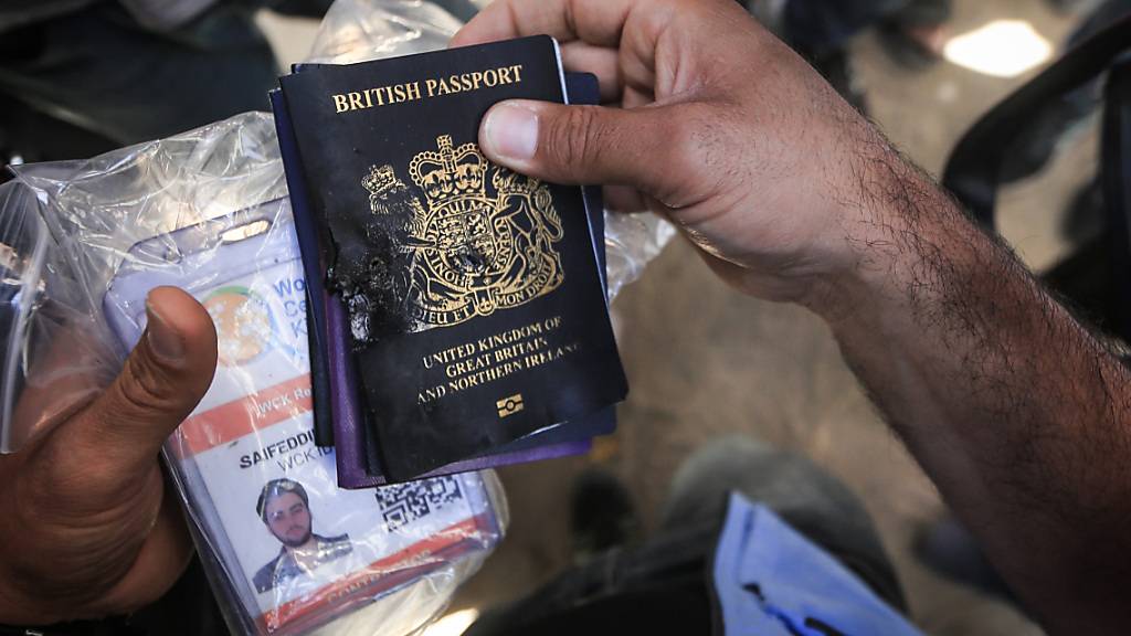 Eine Person trägt den Ausweis eines der bei einem israelischen Luftangriff getöteten Mitglieder der Hilfsorganisation World Central Kitchen vor dem Leichenschauhaus des Mohammed Yousef al-Najar-Krankenhauses in Rafah im südlichen Gazastreifen. Foto: Mohammed Talatene/dpa