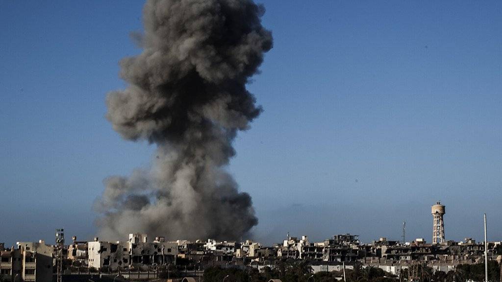 Eine Rauchsäule nach einem Luftangriff auf die libysche Stadt Sirte. (Archiv)