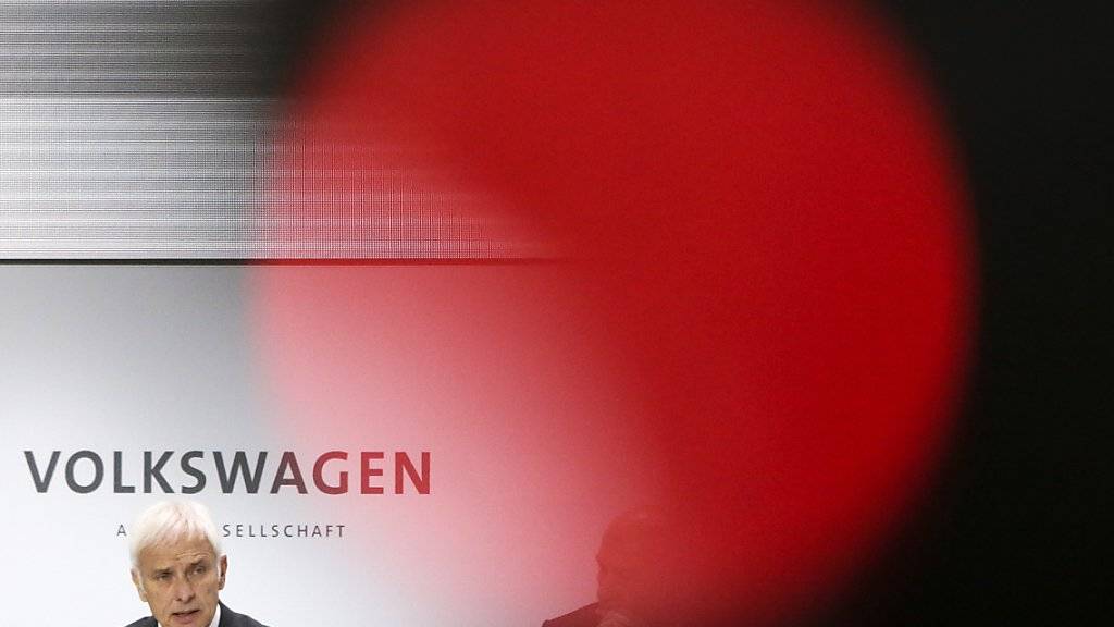 Rote Zahlen in schwarzen Zeiten: VW-Konzernchef Matthias Müller erwartet angesichts der Auswirkungen des Abgas-Skandals ein schwieriges Jahr für das Unternehmen.