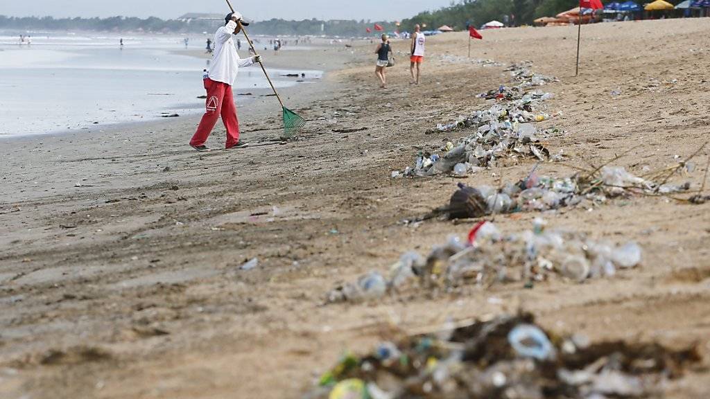 Strandsäuberung in Indonesien: Damit nicht in einigen Jahrzehnten mehr Plastik als Fische in den Meeren schwimmt, wollen 40 Grosskonzerne ihren Plastikausstoss verringern. (Archivbild)