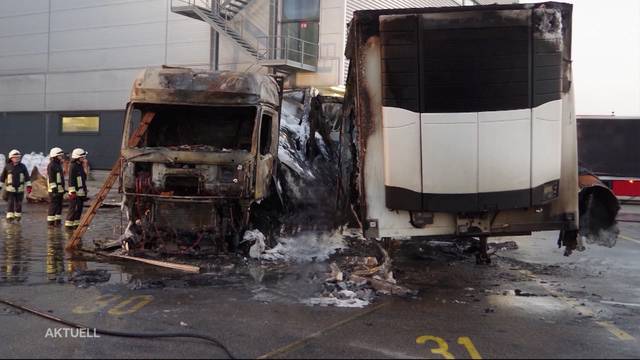 In Emmen zerstört ein Feuer zwei Emmi-Lastwagen