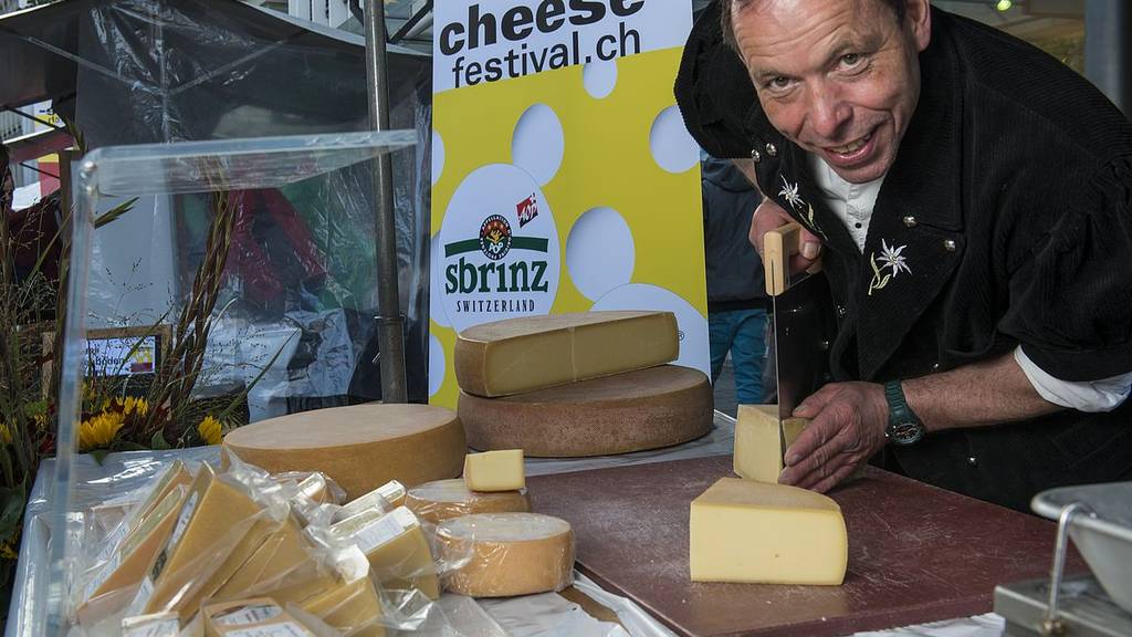 Käser präsentieren ihre Produkte am «cheese-festival».