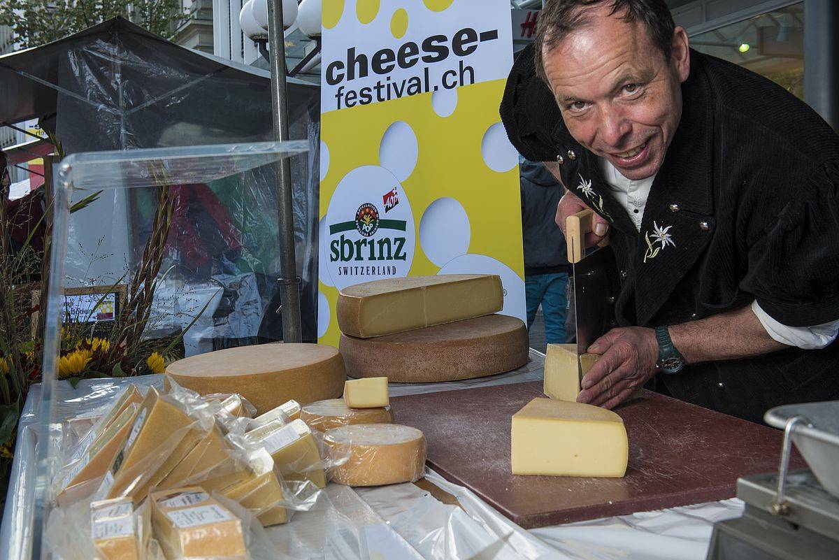 Käser präsentieren ihre Produkte am «cheese-festival».