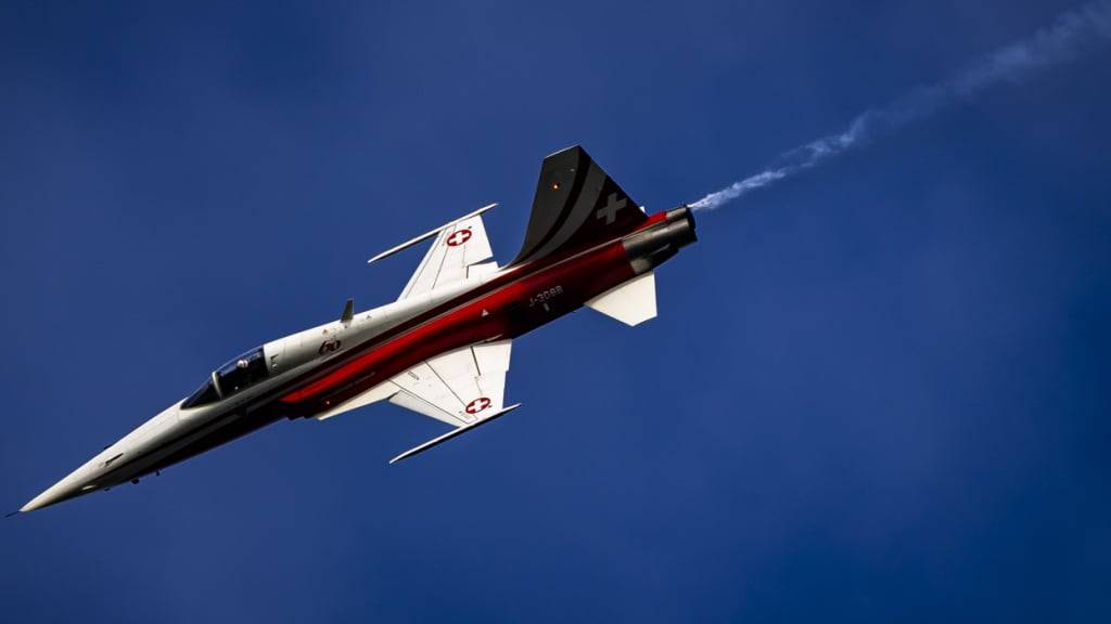 Die Zukunft der Patrouille Suisse ist ungewiss. Bald wird sich das Parlament über die Argumente für und gegen den Weiterbetrieb der F-5-Tiger-Kampfjets unterhalten. (Archivbild)