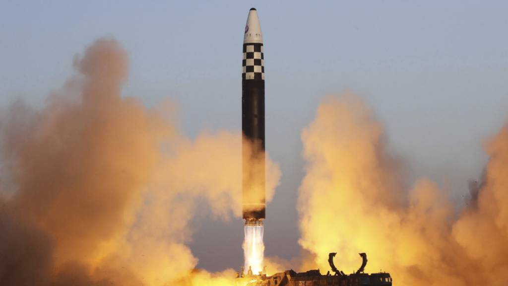 HANDOUT - Nordkorea hat nach Angaben des südkoreanischen Militärs trotz UN-Verbotsbeschlüssen abermals eine ballistische Rakete abgefeuert. Foto: ·····/KCNA via KNS/dpa - ACHTUNG: Nur zur redaktionellen Verwendung und nur mit vollständiger Nennung des vorstehenden Credits