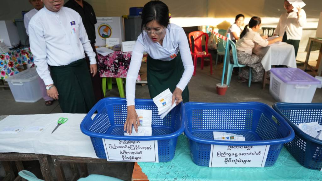ARCHIV - Eine Beamtin der Unionswahlkommission zählt die Stimmzettel in einem Wahllokal während der letzten Runde der Parlamentswahl. Fast fünf Jahre nach dem Militärputsch in Myanmar hat das Krisenland erstmals wieder eine Wahl abgehalten. Offiziellen Ergebnissen zufolge soll die militärnahe USDP gewonnen haben. (Archivbild) Foto: Thein Zaw/AP/dpa
