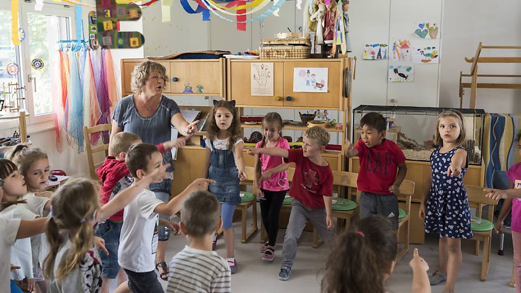 Die Aargauer Kindergarten-Lehrpersonen fordern den Regierungsrat in einer Petition auf, die Unterrichtsdauern verbindlich zu regeln. (Symbolbild)