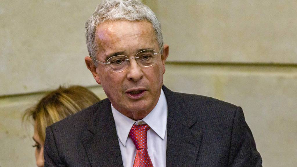 Alvaro Uribe, ehemaliger Präsident von Kolumbien,  gibt seinen Sitz im Senat auf. 