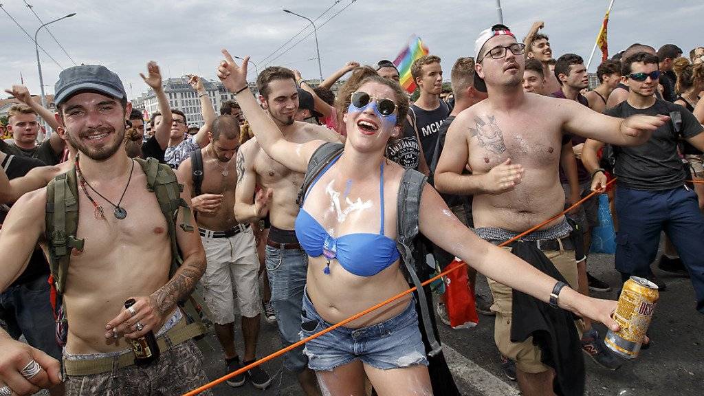 Zehntausende Technofans tanzten am Samstag durch Genf - und trotzten mit knappen Outfits der Hitze.