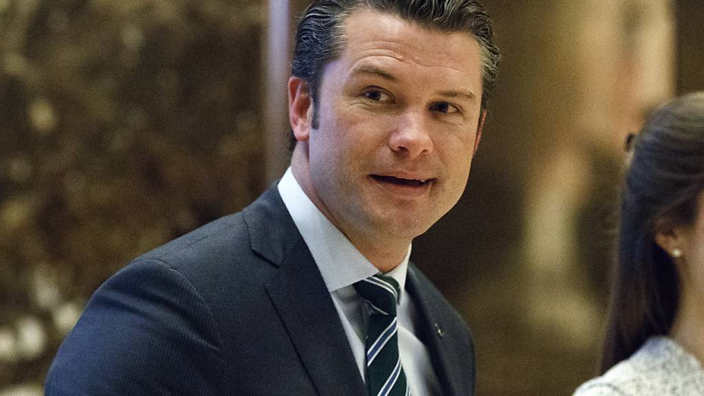 ARCHIV - Pete Hegseth geht zu einem Treffen mit dem designierten US-Präsidenten Donald Trump. Foto: Evan Vucci/AP/dpa