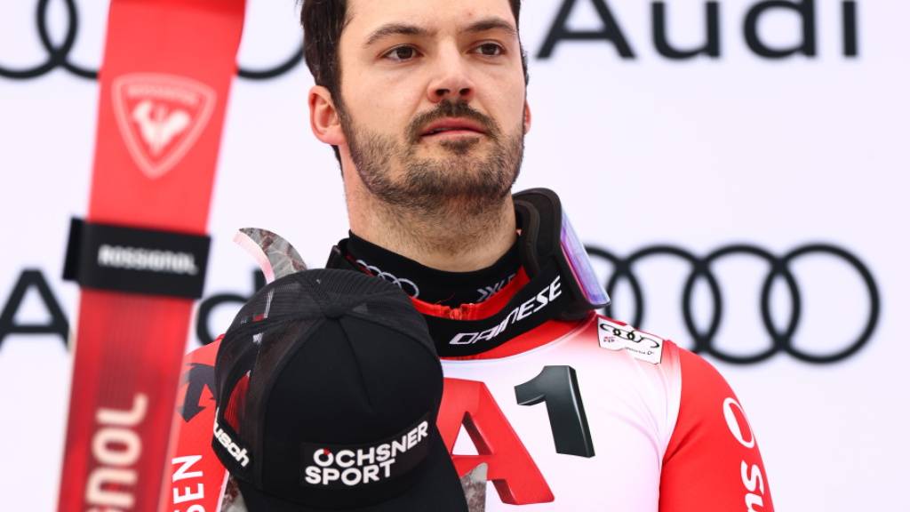 Silberne Gams gewonnen, nicht den Sieg verloren: Loïc Meillard auf dem Podest in Kitzbühel