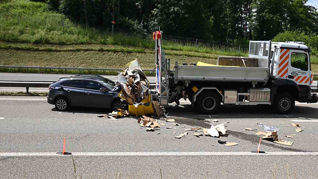 Der Fahrzeuglenker krachte auf der Überholspur in ein Signalisationsfahrzeug von Bauarbeitern.