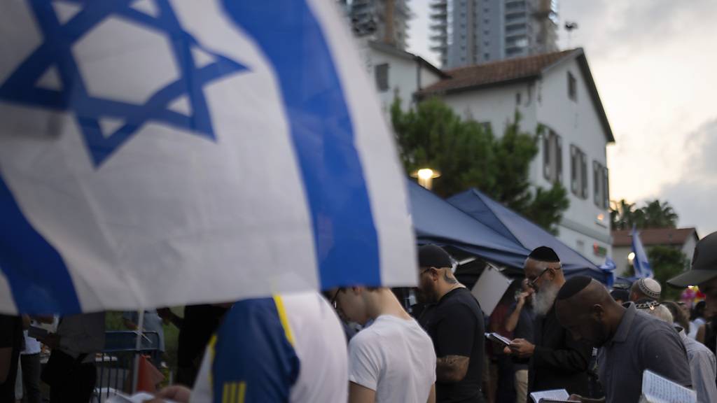 Israelische Männer beten während einer Kundgebung, bei der die Rückkehr der Geiseln gefordert wird. Foto: Petros Giannakouris/AP/dpa