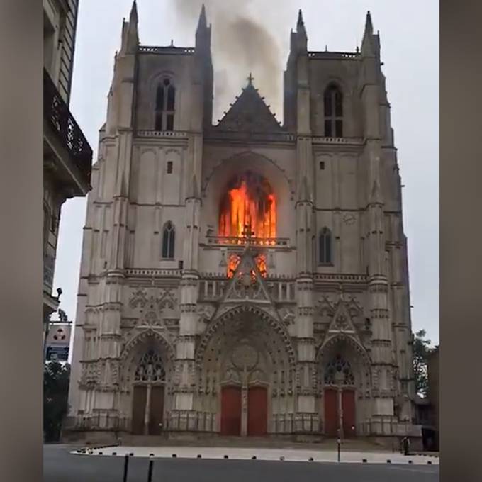 Kathedrale in Nantes stand in Flammen