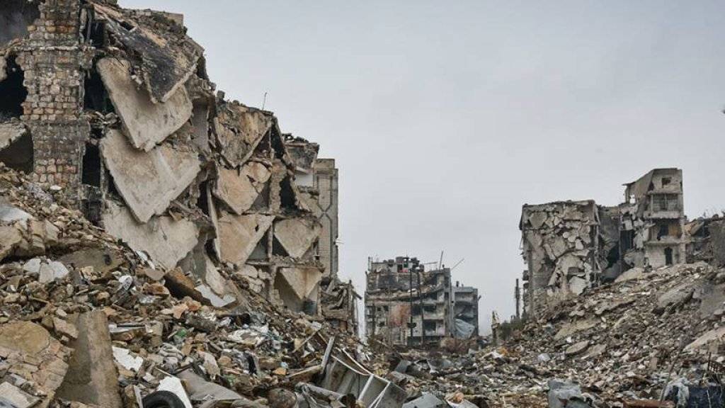 Blick auf schwer beschädigte Gebäude sowie Trümmerberge in Ost-Aleppo