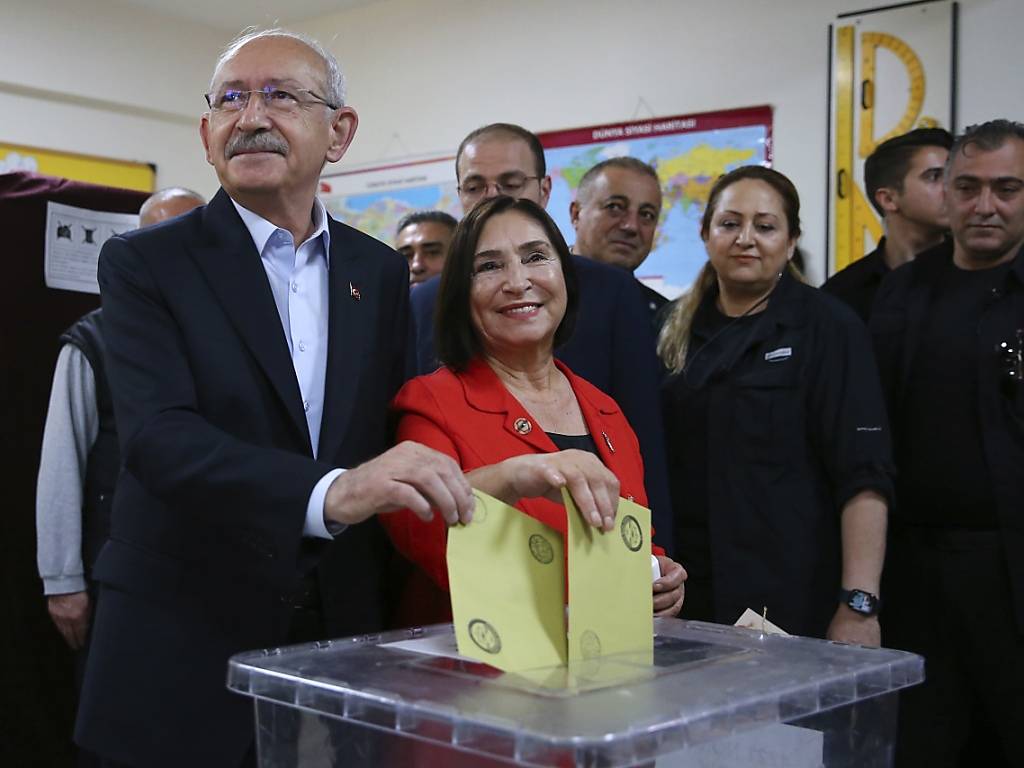 Präsidentschaftskandidat Kemal Kilicdaroglu und seine Frau Selvi Kilicdaroglu geben in Ankara ihre Stimmen ab. Foto: Ali Unal/AP/dpa