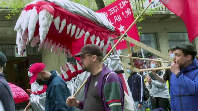 Protestierende umgehen an Demo gegen CS-UBS-Deal das Verhüllungsverbot