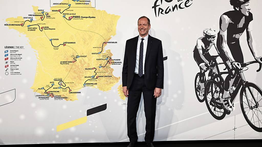 Christian Prudhomme, langjähriger Generaldirektor der Tour de France, posiert vor Frankreichs Landkarte, auf welcher die nächsten Sommer zu befahrende Strecke ersichtlich ist