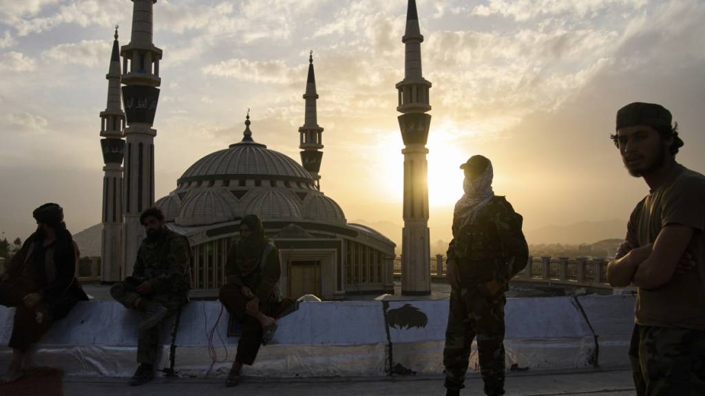 ARCHIV - Taliban stehen Wache auf dem Nadir-Khan-Hügel in Kabul. Foto: Ebrahim Noroozi/AP/dpa