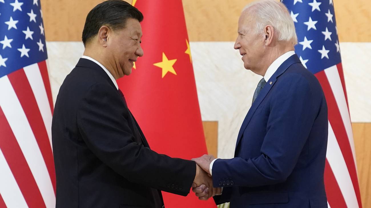 US-Präsident Joe Biden, rechts, und der chinesische Präsident Xi Jinping schütteln sich vor ihrem Treffen am Rande des G20-Gipfels am Montag, 14. November 2022, in Nusa Dua auf Bali, Indonesien, die Hände.
