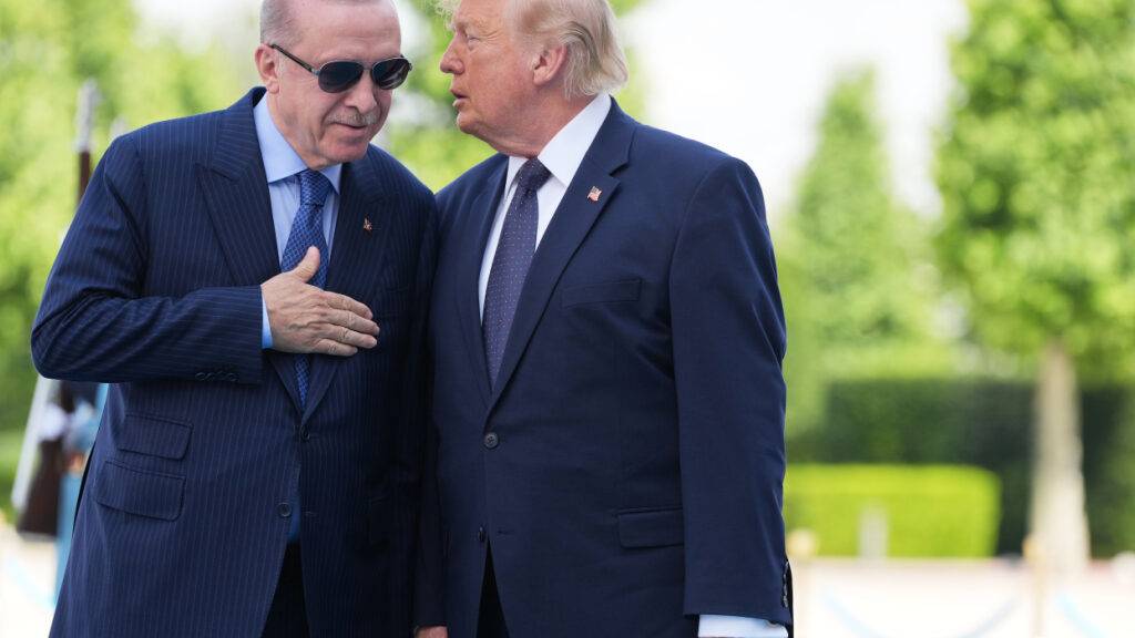 dpatopbilder - Der türkische Präsident Recep Tayyip Erdogan im Gespräch mit US-Präsident Donald Trump. Foto: Alex Brandon/AP/dpa