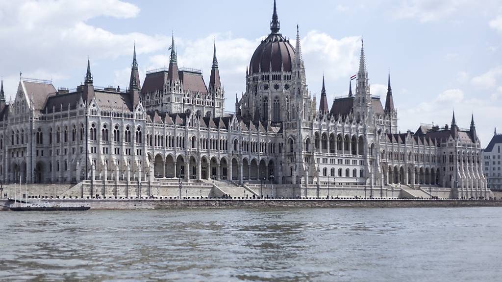 Die ungarische Regierung hat einen Gesetzentwurf beim Parlament deponiert, mit welchem das Land nach der Coronavirus-Krise wieder zur politischen Normalität zurückkehren soll. (Archivbild Parlament)