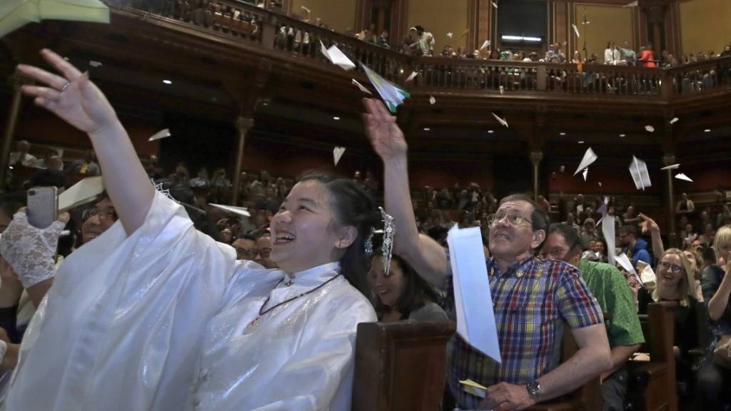 ARCHIV - Zuschauer bei der Verleihung des Ig-Nobelpreises im Jahr 2019. Foto: Elise Amendola/AP/dpa