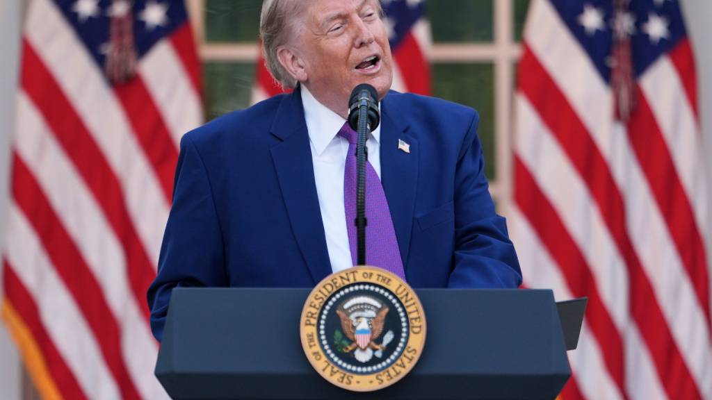 US-Präsident Donald Trump spricht bei einem Abendessen für Mitglieder seiner Regierung und führende Vertreter von Strafverfolgungsbehörden während der National Police Week im Rosengarten des Weißen Hauses in Washington. Foto: Julia Demaree Nikhinson/AP/dpa