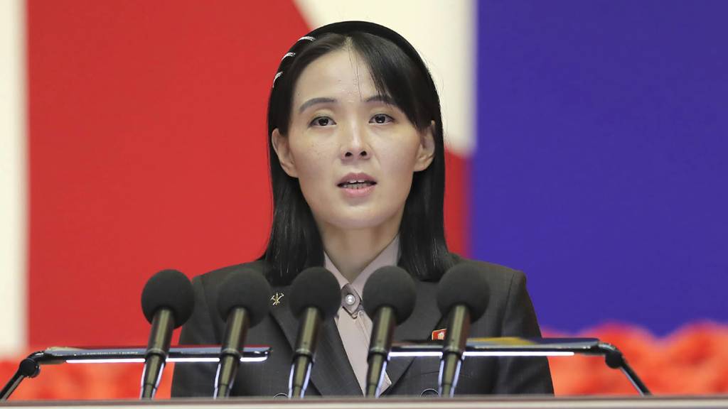 HANDOUT - ARCHIV - Auf diesem von der nordkoreanischen Regierung zur Verfügung gestellten Foto via AP hält Kim Yo Jong, die Schwester des nordkoreanischen Machthabers Kim Jong Un, eine Rede während eines nationalen Treffens gegen das Coronavirus. Foto: ·····/KCNA via KNS/AP/dpa - ACHTUNG: Nur zur redaktionellen Verwendung im Zusammenhang mit der aktuellen Berichterstattung und nur mit vollständiger Nennung des vorstehenden Credits