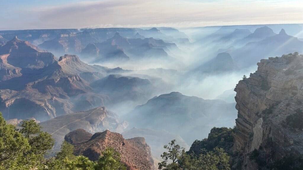 HANDOUT - Rauch von Waldbränden liegt über dem Grand-Canyon-Nationalpark. Foto: Joelle Baird/National Park Service/dpa - ACHTUNG: Nur zur redaktionellen Verwendung im Zusammenhang mit der aktuellen Berichterstattung und nur mit vollständiger Nennung des vorstehenden Credits