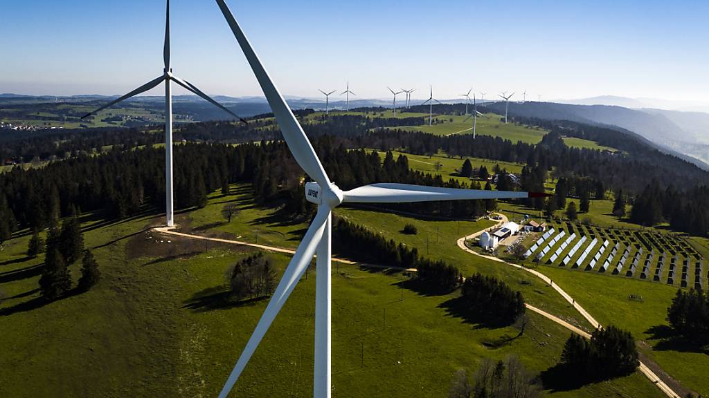 Technologien, um die Treibhausgasemissionen auf null zu senken, sind nicht nur vorhanden, sondern auch aus wirtschaftlicher Sicht konkurrenzfähig: das Sonnen- und Windkraftwerk auf dem Mont-Soleil im Berner Jura. (Archivbild)