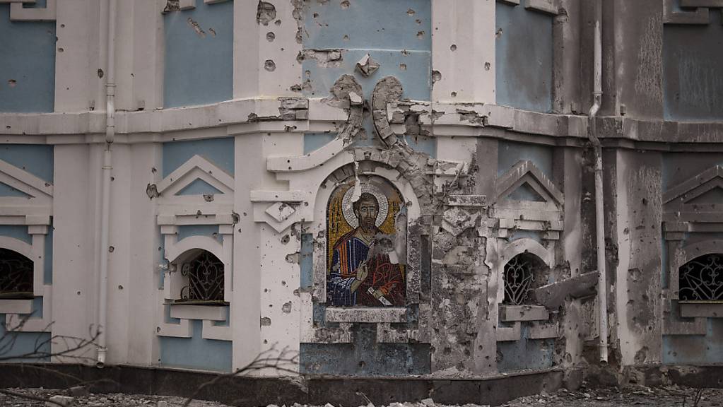 ARCHIV - Vor einer Kirche, die bei einem russischen Angriff beschädigt wurde, liegen Trümmer. Seit Beginn der russischen Invasion in die Ukraine sind 53 Kulturstätten beschädigt und teilweise zestört worden. Unter den Gebäuden seien 29 Kirchen, 16 historische Bauten, 4 Museen und 4 Monumente, sagte der stellvertretende Unesco-Generaldirektor für Kultur. Foto: Felipe Dana/AP/dpa
