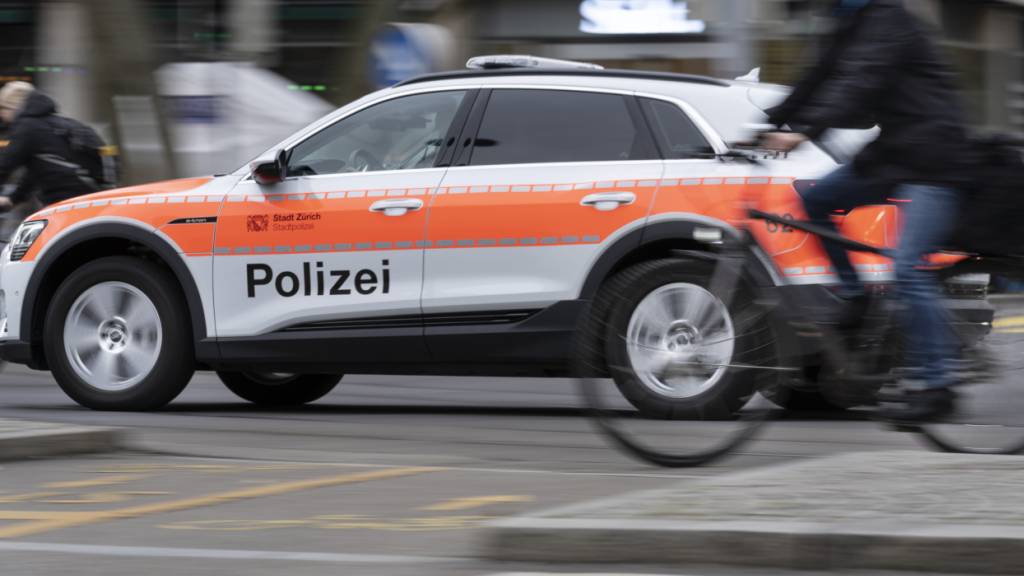 Autolenker fährt Fussgänger in Zürich an und flüchtet