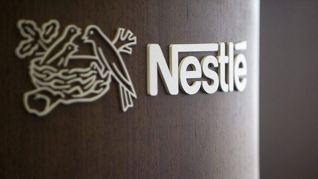 Der Nahrungsmittelkonzern Nestlé sieht sich mit Vorwürfen zu Babymilch-Produkten konfrontiert. Einige Produkte sollen krebserregend sein, wie die deutsche Konsumentenorganisation Foodwatch kritisiert. (Archivbild)