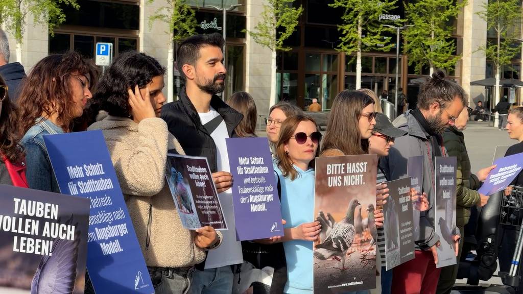 Mehrere hundert Menschen demonstrieren in Zürich für Stadttauben
