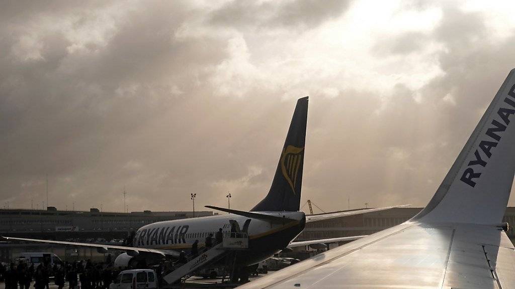 Nach einer europaweiten Streikdrohung lenkte Ryanair nur gegenüber der irischen Pilotenvertretung ein und will mit dieser Verhandlungen führen. In Deutschland gibt es hingegen einen Warnstreik.