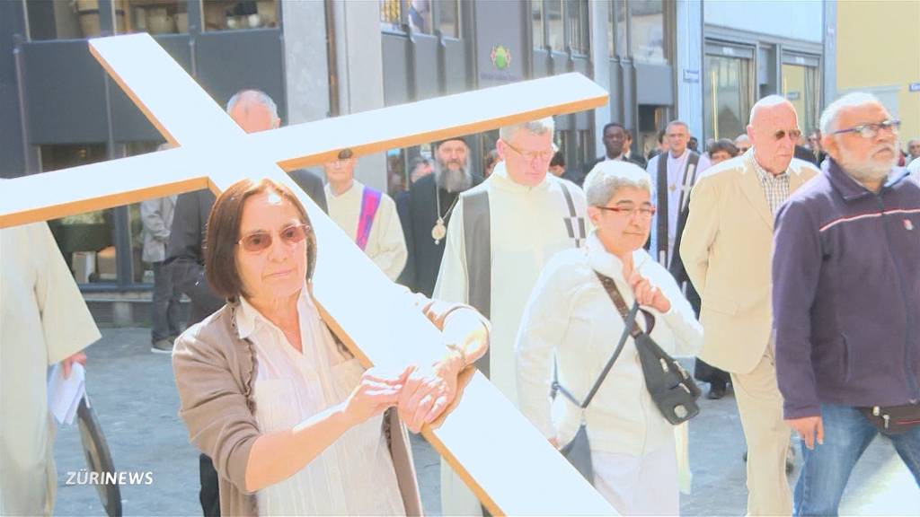 Rund 1000 Menschen am Kreuzweg in Zürich