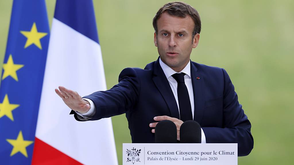 Emmanuel Macron, Präsident von Frankreich, gestikuliert während seiner Rede bei einer Bürgerkonvention zum Thema Klima vor dem Elysee-Palast. Foto: Christian Hartmann/Pool Reuters/AP/dpa