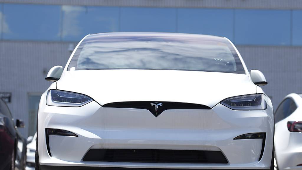 Tesla erkauft sich den Rekordabsatz seiner Elektroautos mit Preissenkungen - und das schlägt auf die Gewinn-Entwicklung durch. Firmenchef Elon Musk zeigte sich dennoch zu weiteren Preisnachlässen bereit, wenn die Konjunktur schlechter werden sollte. (Archivbild)