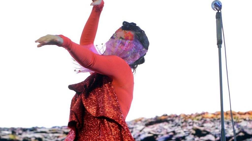Björk - hier letzten Sonntag am Citadel Music Festival in Berlin - bricht ihre Tour am Donnerstag nach einem Auftritt im britischen Charlbury ab (Archiv)