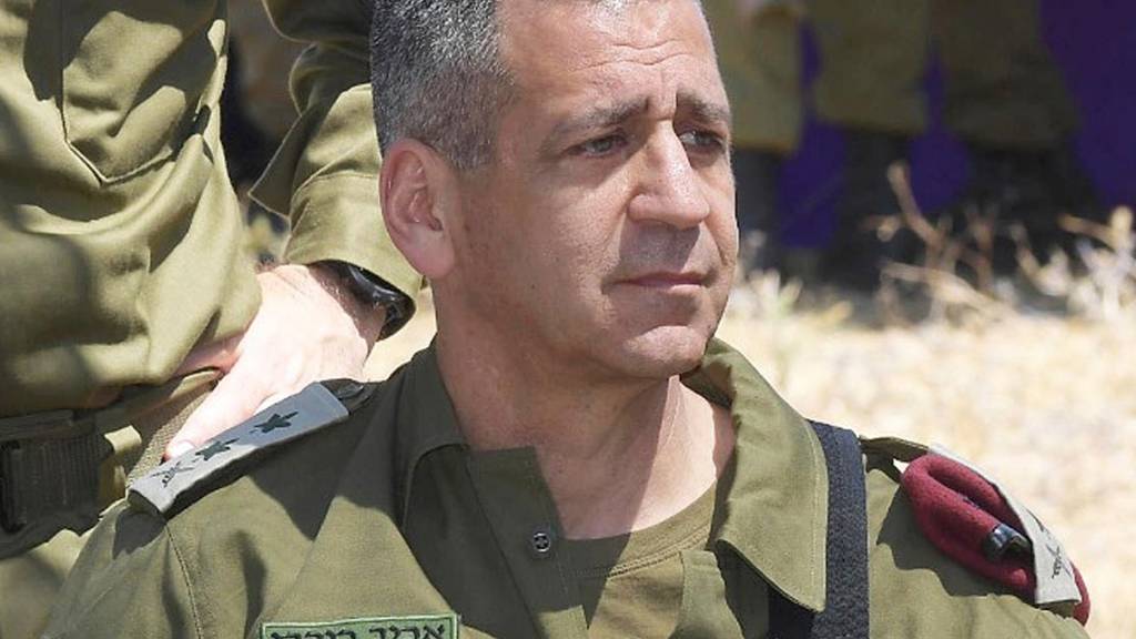Israels Generalstabschef Aviv Kochavi begibt sich in Quarantäne, nachdem er vor etwa einer Woche mit einem Soldaten in Kontakt gekommen war, der inzwischen positiv auf das Coronavirus getestet wurde.