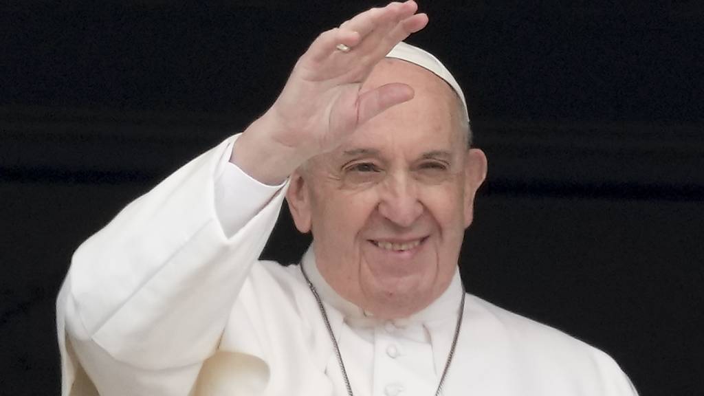 Papst Franziskus erteilt seinen Segen. Foto: Andrew Medichini/AP/dpa