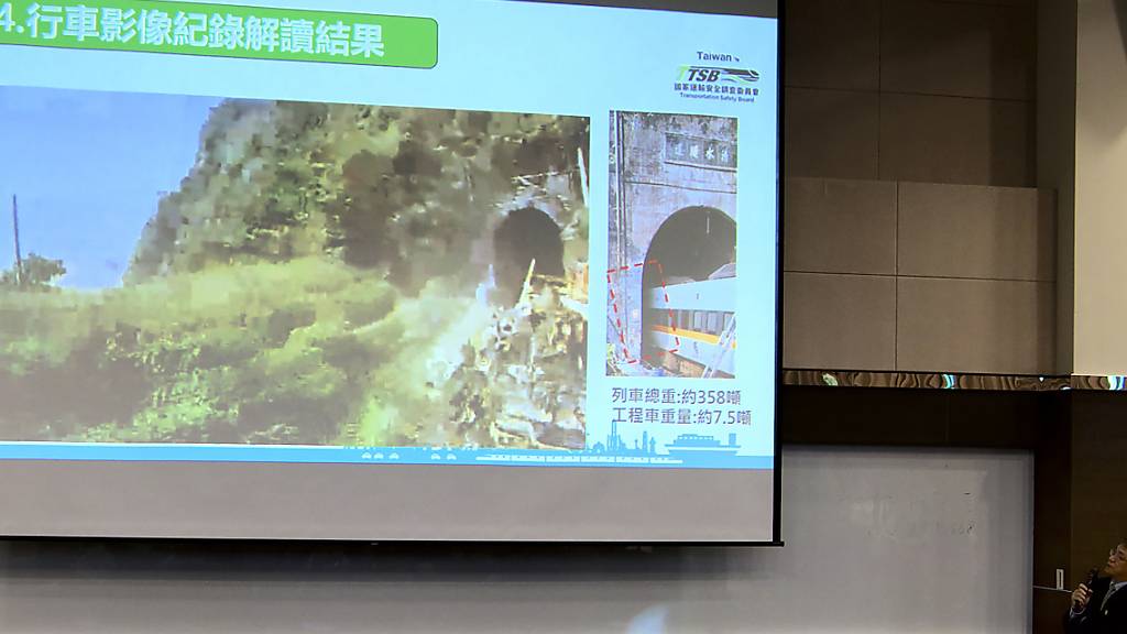 Yang Hong-chih, Direktor der taiwanesischen Verkehrssicherheitsbehörde, zeigt  Aufnahmen, die von der Armaturenbrettkamera des Kranwagens.vor dem Zusammenstoß mit einem Schnellzug aufgenommen wurden. Foto: Johnson Lai/AP/dpa