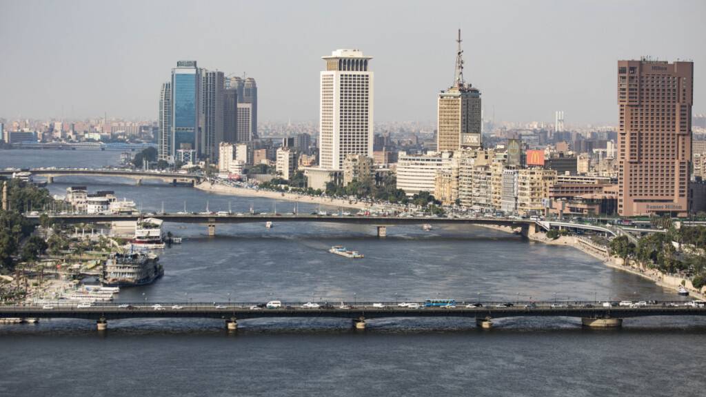 ARCHIV - Ein Gesamtüberblick über das Ramses Hilton Hotel (R), das Maspero Television Building (C) und das Gebäude des ägyptischen Außenministeriums mit Blick auf die Qasr El Nil Brücke (vorn) am Ufer des Nils. Foto: Gehad Hamdy/dpa