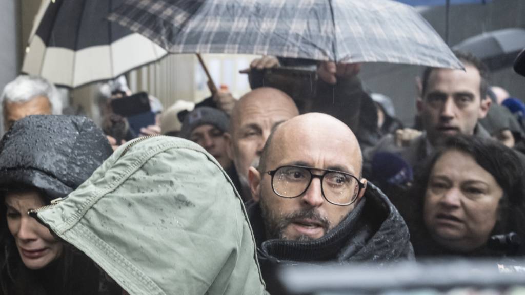 Jessica Moretti (vorne links), begleitet von ihrem Ehemann Jacques Moretti, wurde bei ihrer Ankunft auf dem Fachhochschul-Campus Energypolis in Sitten am Donnerstagmorgen ausgepfiffen.