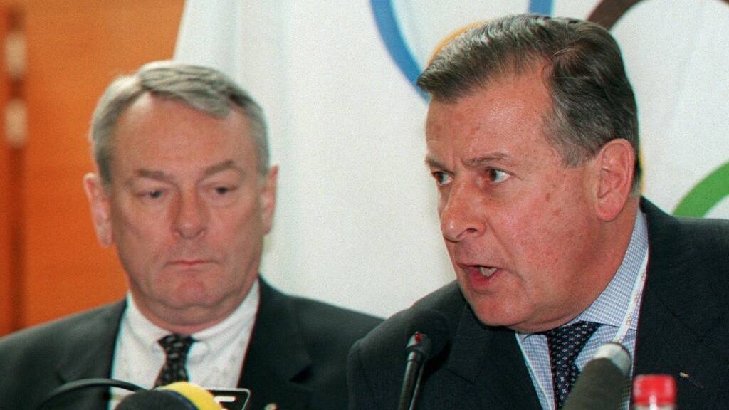 Der ehemalige Generaldirektor des Internationalen Olympischen Komitees , François Carrard (rechts), ist gestorben.