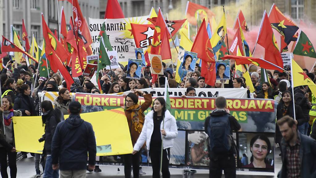 Rund 2000 Demonstranten ziehen an einer Grosskundgebung gegen den Einmarsch der Türkei in Nordsyrien durch die Basler Innenstadt.