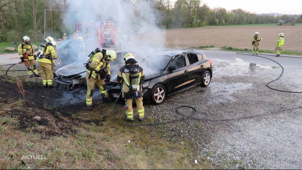 Autos fangen vermutlich wegen Einweggrills Feuer