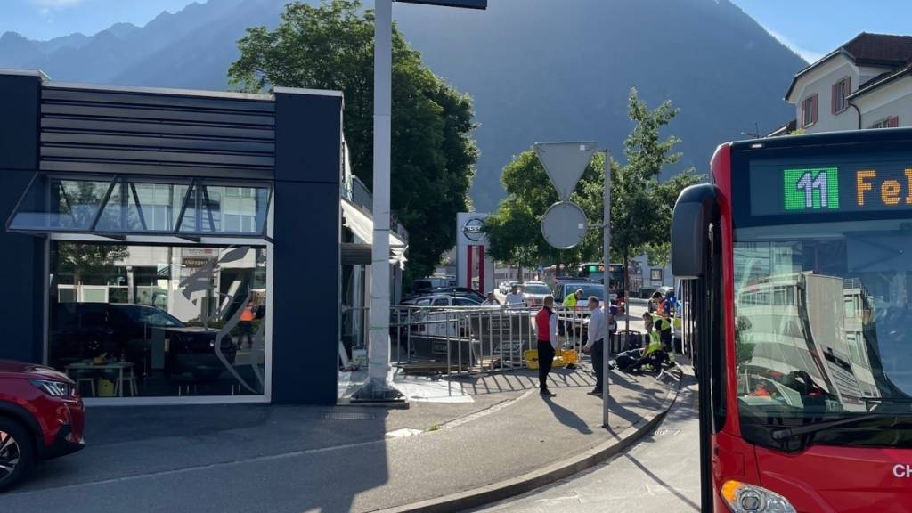 Das Gerüst stürzte aufs Trottoir, traf einen Fussgänger und touchierte einen Linienbus.