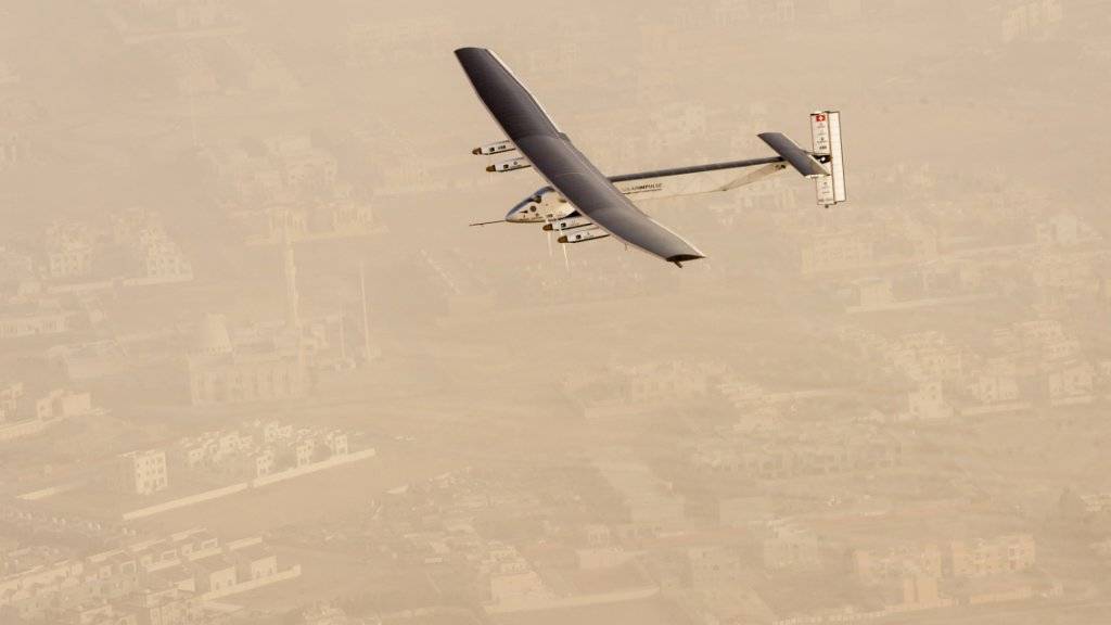 In ein paar Stunden ist die Erdumrundung voraussichtlich geschafft und die Solar Impulse wird wieder fliegen, wo sie im März 2015 nach dem Aufbruch flog: über Abu Dhabi (Archivbild)